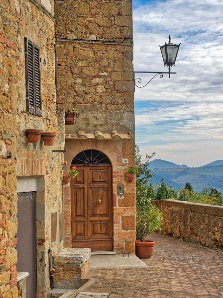 Eggers, Julie 아티스트의 Italy-Tuscany-Pienza Entrance to a home작품입니다.